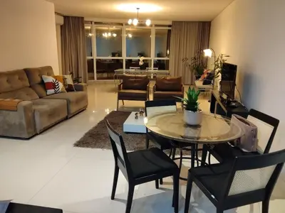 Uma área de estar em Apartamento com excelente localização
