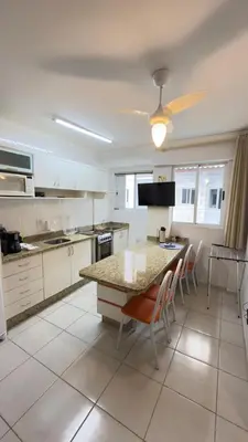 A cozinha ou kitchenette de Apto proximo ao mar rua 224 Meia Praia