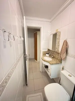 Uma casa de banho em Apto proximo ao mar rua 224 Meia Praia
