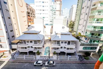 O edifício onde o apartamento está situado