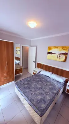 Uma cama ou camas num quarto em Apto proximo ao mar rua 224 Meia Praia