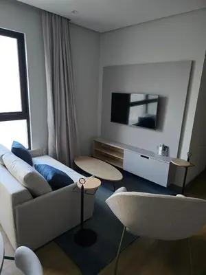 Uma televisão e/ou sistema de entretenimento em Flat Completo Meia Praia com piscina, área kids, sauna, próximo da praia e do Pier