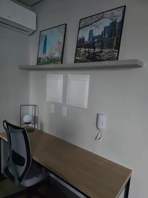 Uma televisão e/ou sistema de entretenimento em Flat Completo Meia Praia com piscina, área kids, sauna, próximo da praia e do Pier