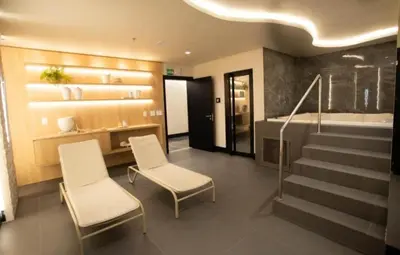 Uma área de estar em Flat Completo Meia Praia com piscina, área kids, sauna, próximo da praia e do Pier