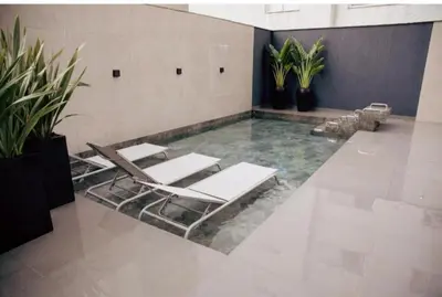 A piscina em ou perto de Flat Completo Meia Praia com piscina, área kids, sauna, próximo da praia e do Pier