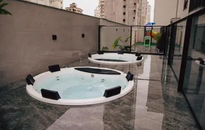 A planta de Flat Completo Meia Praia com piscina, área kids, sauna, próximo da praia e do Pier