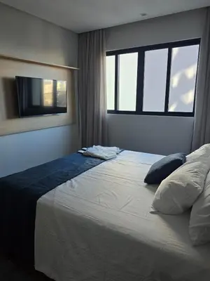 Uma cama ou camas num quarto em Flat Completo Meia Praia com piscina, área kids, sauna, próximo da praia e do Pier
