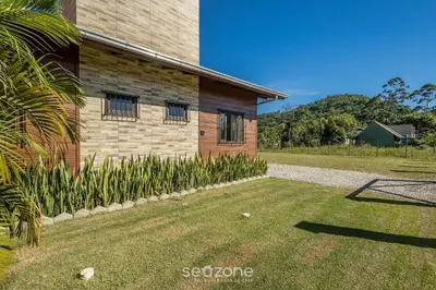 Um jardim no exterior de Casa c/ Churrasq. a 700m da Praia JSE0382