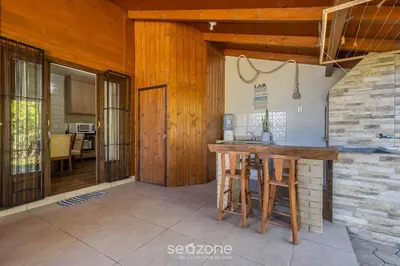 A cozinha ou kitchenette de Casa c/ Churrasq. a 700m da Praia JSE0382