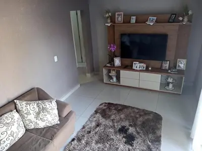 Uma televisão e/ou sistema de entretenimento em Casa com piscina em Bombinhas - SC