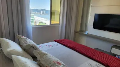 Uma cama ou camas num quarto em Apto 3 Suítes 3 garagens Vista Mar em Meia Praia
