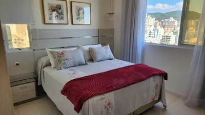 Uma cama ou camas num quarto em Apto 3 Suítes 3 garagens Vista Mar em Meia Praia