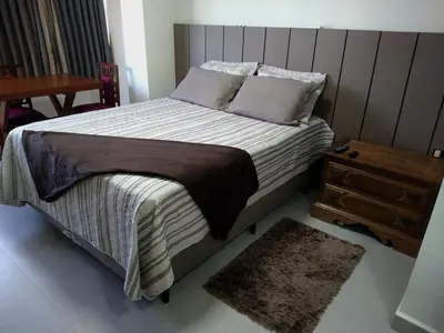 Uma cama ou camas num quarto em apartamento Aconchegante 100 metros do mar