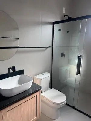 Uma casa de banho em Cobertura duplex com jacuzzi e vista para 2 praias em Canto Grande