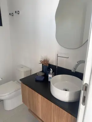 Uma casa de banho em Cobertura duplex com jacuzzi e vista para 2 praias em Canto Grande