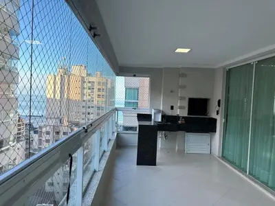 A cozinha ou kitchenette de Apartamento em Meia Praia a poucos passos do mar