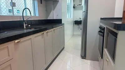 A cozinha ou kitchenette de Apartamento em Meia Praia a poucos passos do mar