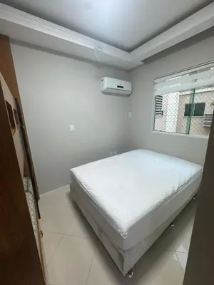 Uma cama ou camas num quarto em Apartamento em Meia Praia a poucos passos do mar