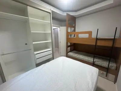 Uma cama ou camas num quarto em Apartamento em Meia Praia a poucos passos do mar