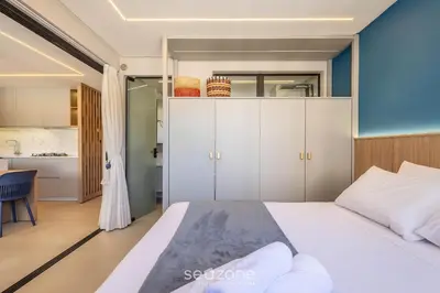 Uma cama ou camas num quarto em Apto c/ 2 suítes a beira-mar de BC - EQC0801