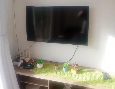 Uma televisão e/ou sistema de entretenimento em 500 metros da praia