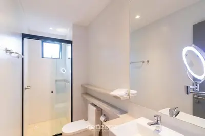 Uma casa de banho em Apto a 300m da Praia em prédio c/ piscina FNK1905