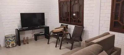 Uma televisão e/ou sistema de entretenimento em Casa de Praia Aconchegante