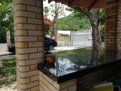Um jardim no exterior de Casa de Praia Aconchegante