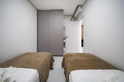 Uma cama ou camas num quarto em Apto Moderno 550m da Praia SG2989