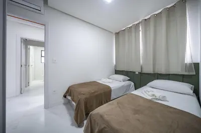 Uma cama ou camas num quarto em Apto Moderno 550m da Praia SG2989
