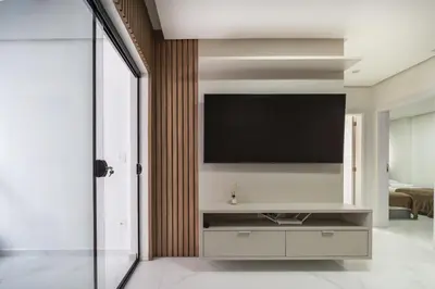 Uma televisão e/ou sistema de entretenimento em Apto Moderno 550m da Praia SG2989