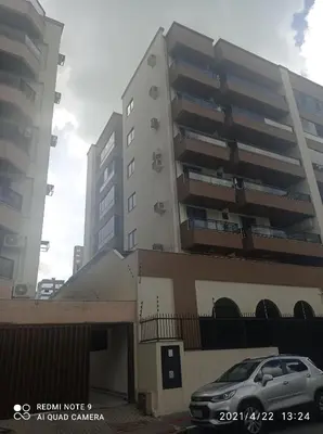 O edifício onde o apartamento está situado