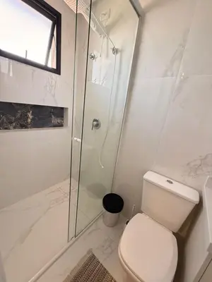 Uma casa de banho em Cobertura 3 suítes a 380m Mariscal