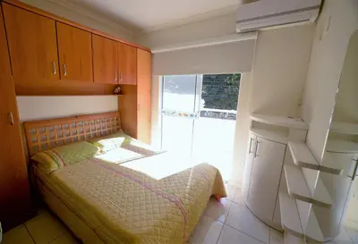 Uma cama ou camas num quarto em Apartamento do Sol - conforto, 2 quartos, 300m da praia centro de Bombinhas