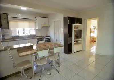 A cozinha ou kitchenette de Apartamento do Sol - conforto, 2 quartos, 300m da praia centro de Bombinhas