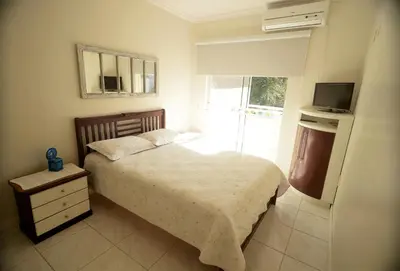 Uma cama ou camas num quarto em Apartamento do Sol - conforto, 2 quartos, 300m da praia centro de Bombinhas