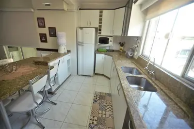 A cozinha ou kitchenette de Apartamento do Sol - conforto, 2 quartos, 300m da praia centro de Bombinhas