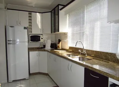 A cozinha ou kitchenette de Apartamento do Sol - conforto, 2 quartos, 300m da praia centro de Bombinhas