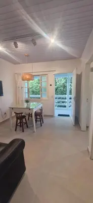 Uma televisão e/ou sistema de entretenimento em Conforto e Tranquilidade