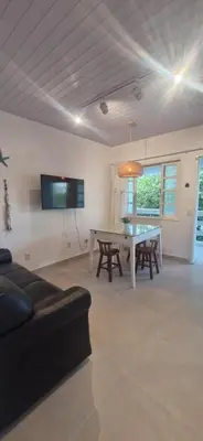 Uma televisão e/ou sistema de entretenimento em Conforto e Tranquilidade