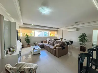 Uma área de estar em Apartamento Avenida Brasil, com dois quartos
