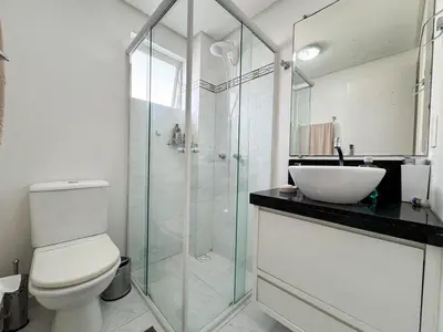 Uma casa de banho em Apartamento Avenida Brasil, com dois quartos