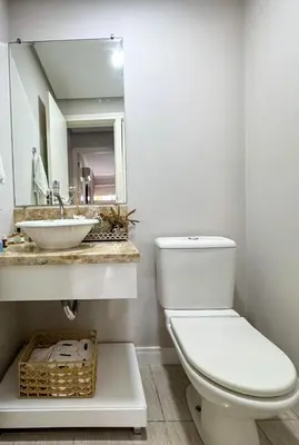 Uma casa de banho em Apartamento Avenida Brasil, com dois quartos