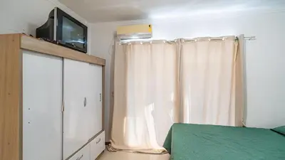 Uma televisão e/ou sistema de entretenimento em Sobrado A 3 quartos Canto Grande