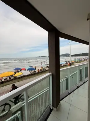 Uma vista do mar geral ou uma vista do mar a partir do apartamento