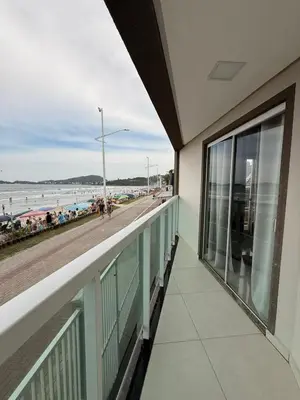 Uma vista do mar geral ou uma vista do mar a partir do apartamento
