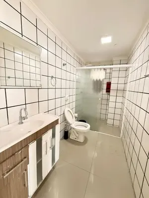 Uma casa de banho em Apto Frente Mar Bombas