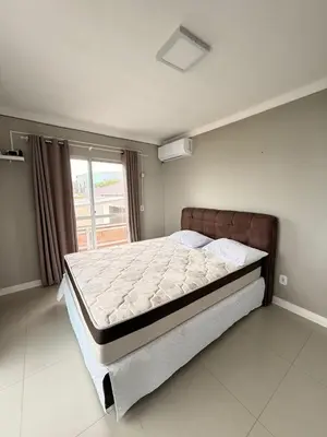 Uma cama ou camas num quarto em Apto Frente Mar Bombas