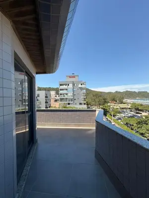 Uma varanda ou terraço em Cobertura Mariscal a 100m Mar