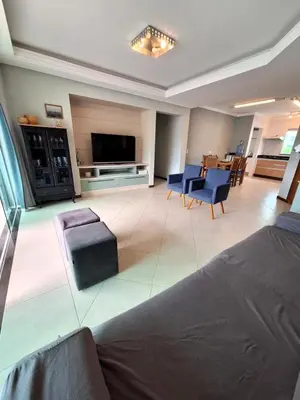 Uma televisão e/ou sistema de entretenimento em Apartamento do Sol - Cobertura duplex com piscina privativa, 3 dorms, 220m da praia no centro de Bombinhas